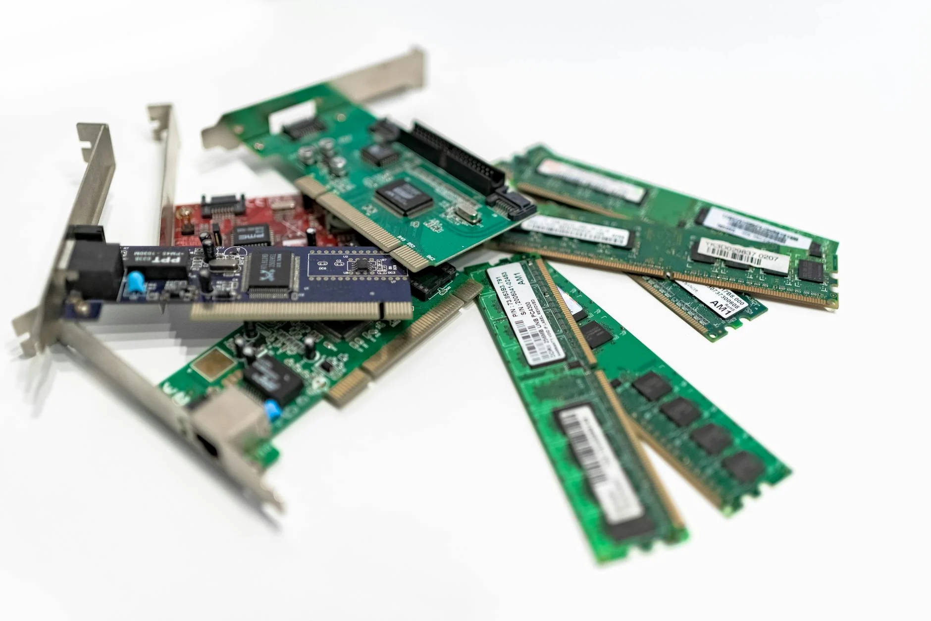 백색 배경의 RAM 모듈과 PCI 카드 클로즈업